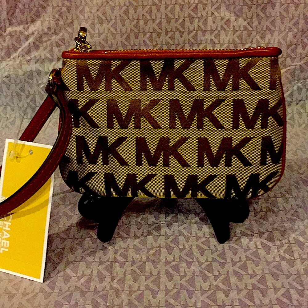 MICHAEL KORS SMALL SIGNATURE WRISTLET (NEW)